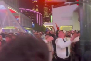 纽约球迷爬路灯庆祝胜利 被警察当场逮捕手铐考走！